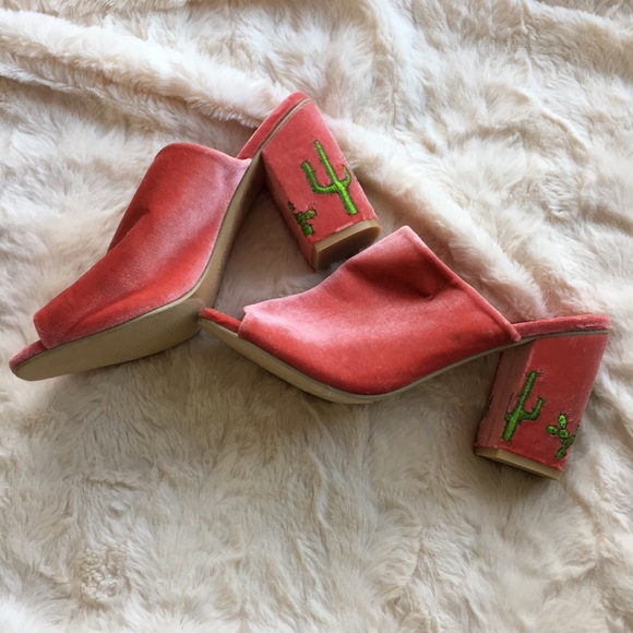 NWOT Velvet Mule Heel with Cactus
